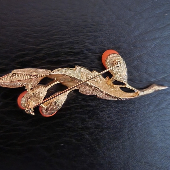 SALE! VINTAGE, SARAH COVENTRY,  GOLD TONE & CORAL FLOWER LEAF SIGNED BROOCH. - Picture 2 of 5